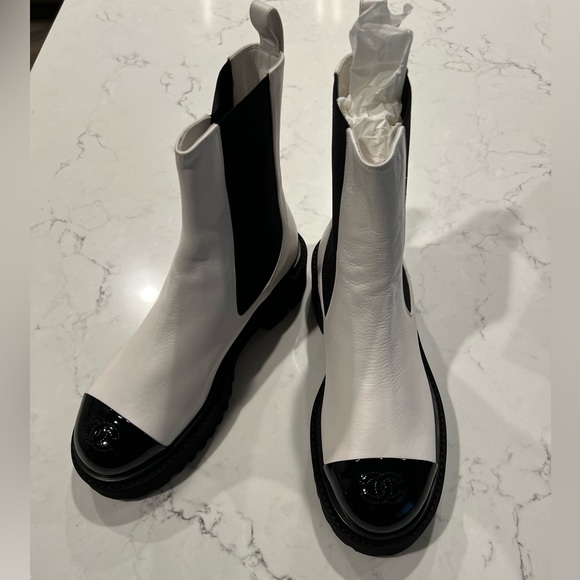 Chanel two-tone lug boot size 39 - Picture 2 of 6
